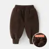 Pantalones de forro polar para niños para otoño e invierno, engrosados para ropa exterior de invierno para niños, pantalones de chándal de forro polar integrados para niñas y niños pequeños