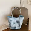 Bolsa de Palha Trançada Vazada para Mulheres, Nova Moda Verão 2026 Tendência Bolsa de Ombro para o Dia a Dia com Grande Capacidade