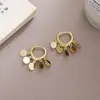 Brincos de Argola Pequenos Redondos com Franja de Metal Estilo Europeu e Americano para Mulheres Outono e Inverno Luxo Leve Estilo Frio Elegantes de Alta Qualidade para Mulheres
