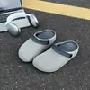 26 Novos Sapatos Vazados de Verão Masculinos para Exterior Antiderrapantes Sandálias com Textura 3D Chinelos de Praia Casuais Esportivos de Verão com Sola Grossa