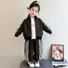 Conjunto infantil estampa de leopardo, nova coleção primavera/outono 2026, estiloso e moderno, inclui jaqueta com zíper e calça listrada, um conjunto de duas peças para usar no outono