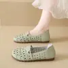 Zapatos Perforados Huecos de Estilo Nuevo para Verano 2026 con Suela Suave y Superficie Suave, Zapatos Casuales Transpirables sin Cordones para Mamá, Zapatos Planos de una Sola Pieza para Mujer