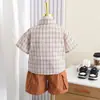 Conjunto de Verano para Niños Modelo 2026 Camisa de Cuadros de Verano para Bebé Manga Corta Conjunto de Tres Piezas Moderno para Niños Pequeños