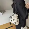 El popular bolso tipo cubo de estilo coreano de este año para mujer, nuevo bolso de hombro con bloques de color y lunares para el verano 2026, bolso cruzado versátil