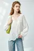 Camisa branca bordada vazada estilo francês Nanyou para mulheres, início do outono de 2026, decote V, mangas bufantes, corte solto, modelador, top estilo para férias