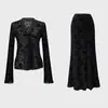 Conjunto sexy e elegante de duas peças para mulheres, com um top de renda com decote em V e detalhes de amarração e uma saia longa estilo sereia, perfeito para primavera e outono