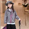Chaqueta Cortavientos e Impermeable para Niñas YOJIA Primavera y Otoño 2025 Nuevo Estilo Ropa Infantil Top Abrigo Infantil Ropa de Otoño con Capucha