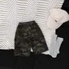 Elegante atuendo de otoño para bebés niños: conjunto nuevo de sudadera con capucha a rayas y pantalones cargo de camuflaje