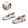 Sapatos Mary Jane de bico quadrado para mulheres, novo modelo 2026, sapatos de fivela de corte baixo, sapatos versáteis para mulheres, sapatos Mary Jane de fivela prateados para mulheres