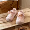 Tênis Feminino 2026 Primavera e Verão Novo Estilo Crianças Cadarço Solado Macio Sapatos Casuais Malha Única Respirável Antiderrapante Sapatos de Bebê
