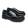 Sapatos de couro preto brilhante estilo slip-on para primavera transfronteiriços, com sola grossa, sapatos formais de negócios casuais da moda, mocassins de tamanho grande para homens