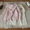 Top de manga larga estilo INS con rayas y gorro de elfo para bebés y niños pequeños, con un dulce diseño de bordado de doble corazón y pantalones largos de pierna ancha