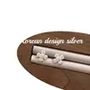 Brincos minimalistas super populares estilo coreano S925 prata esterlina zircônia texturizados de trevo de quatro folhas, frescos e elegantes para mulheres