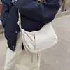 Bolsa Nova de Verão Ombro Único Bolsa Vento Feminina Leve 2026 Chifre de Boi Nicho Crescente Bolsa Transversal Versátil Simples para o Trabalho