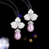 Luxo Leve, Design Sofisticado, Brincos de Cobre com Zircônias Microincrustadas, Formato de Pétala, Pérolas em Formato de Gota, Elegantes Brincos com Pino de Prata S925