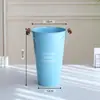 Cubo de Flores de Hierro con Mango de Madera Azul Transfronterizo Tubo para Arreglos Florales Decoración del Hogar Floristería Cubo de Flores de Hierro Despertar de Flores de Agua Profunda Fabricante