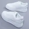 Tênis Branco para Mulheres 2026 Primavera Novo Estilo Estudante Tendência Sapatos Versátil Casual Esportivo Sola Grossa Painel de Couro Sapatos