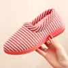 Nuevas pantuflas de algodón para mujer de invierno con forro de felpa, suelas gruesas y suaves, zapatos de algodón antideslizantes para interior en casa, zapatos cómodos para madres de mediana edad y mayores