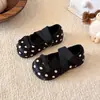 Sapatos de Princesa com Bolinhas para Meninas Estilo Primavera/Outono Solado Macio Sapatos de Uma Sola Sapatos Pequenos de Couro para Crianças Fecho de Velcro Laço Sapatos para Apresentação de Dança