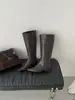 []Botas largas retro de punta cuadrada pequeña y caña recta, colección otoño/invierno 2026, estilo europeo y americano, tacón grueso, botas largas de caña ancha