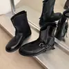 Botas Martin de Couro Genuíno Novas Outono/Inverno 2026 Estilo Britânico Feminino Fivela Bico Redondo Salto Baixo Botas Curtas Cor Sólida