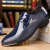 Superfície brilhante sapatos formais de negócios masculinos bico fino salto baixo calçados de couro para comércio exterior sapatos masculinos em estoque atacado sapatos Derby