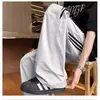 Calça cinza listrada com barra curva para homens, marca moderna de verão, calça de moletom three-stripe de secagem rápida, corte reto solto, calça casual versátil