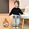 Pantalones de pana de algodón con estampado floral de una pieza para niña, ropa exterior holgada de invierno, pantalones 2026, nuevos y elegantes pantalones casuales para niña pequeña