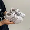 Zapatillas para niño 2026 primavera nuevo malla plateada transpirable velcro suela blanda antideslizante ligero versátil casual