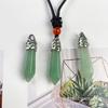 Colar de casal com pingente hexagonal pequeno e colorido de cristal de jade incrustado de ponta única da Amazon
