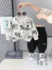 Conjunto de primavera e outono para meninos 20256, novo design estiloso para bebês de 1 a 3 anos, conjunto de duas peças com moletom de manga longa para outono
