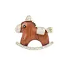 Broche Fofo Versátil de Cavalo de Tróia de Madeira Broche Animal Exquisito Cravejado de Diamantes Broche Versátil Elegante de Signo do Zodíaco para Homens e Mulheres