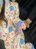 Divertido y juguetón conjunto de pijama de manga larga para mujer con estampado de perro y gato inspirado en la dopamina, adecuado para primavera y otoño, con cuello de solapa, diseño de bloques de color y se puede usar como ropa de estar por casa o como prenda exterior.