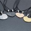 Un Par de Collares de Pareja con Forma de Corazón de Acero de Titanio, Etiquetas de Acero Inoxidable con Empalme de Medio Corazón al Por Mayor, Colgante de Moda con Logotipo Grabado