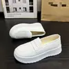 Sapatos de enfermeira quentes com forro de fleece para mulheres, para o inverno de 2026, apresentando sola macia, design respirável e abertura rasa, tornando-os confortáveis para longos períodos em pé e ideais para o trabalho.