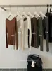 Suéter de Punto Estilo Coreano Otoño Y.JIA con Patrón Trenzado, Versátil, Ajustado, Diseño de Botones, Hombros Descubiertos, Manga Larga 585
