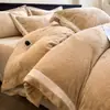 Juego de Cama de Felpa de Leche de Alta Calidad Juego de Cuatro Piezas Terciopelo Tallado Espesado Felpa de Doble Cara Sábana de Cama de Terciopelo Totalmente Mate Invierno Juego de Tres Piezas