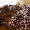 Juego de Colcha de Leche de Terciopelo Espeso Cálido de Invierno Hepburn de Cuatro Piezas, Juego de Funda Nórdica de Felpa de Franela Coral de Tres Piezas