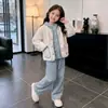 Ropa de Otoño para Niñas Estilo Callejero de Celebridad de Internet Conjunto de Moda Elegante Chaleco Suéter con Forro de Terciopelo Conjunto de Tres Piezas de Otoño Conjunto de Otoño/Invierno