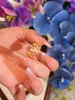 Anillo de Dedo Índice Estilo Apilable de Rubí de Lujo Vintage con Diseño de Rosetón y Vajra Incrustado de Diamantes de una Tienda de Oro de Prestigio