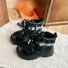 Botas de couro para meninas, nova coleção primavera/outono 2026, botas Martin com cadarço infantis, botas para meninas, botinhas da moda com sola macia para crianças maiores
