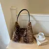 Bolsa de Pelo de Pelúcia Feminina 2026 Nova Moda Popular de Outono Versátil Bolsa Tote para o Dia a Dia Bolsa de Ombro de Grande Capacidade