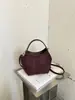 A mais recente bolsa de mão retrô, moderna e estilosa para mulheres, é um item quente no mercado internacional.. É uma bolsa tipo balde de grande capacidade que pode ser carregada como bolsa de ombro ou bolsa transversal, e é versátil o suficiente para combinar com qualquer roupa.