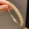 Pulseira de fecho torcido com zircônia banhada a ouro 18K, simples e versátil, pulseira de luxo leve, joia única e estilosa