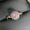 Anillo Versa Brilliant Bouquet Cluster Incrustado Color Fuego Aguamarina Diamante Chapado en Oro de 18 Quilates Anillo de Piedras Preciosas Coloridas Envueltas de Temperamento de Dos Tonos para Mujer