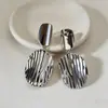 Pendientes Retro de Múltiples Estilos con Toque de Alta Gama Textura Exagerada Colgante Geométrico de Corazón Adornos de Oreja de Aleación Venta al por Mayor