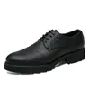 Zapatos de cuero para hombre transfronterizos, nueva colección 2026, zapatos formales minimalistas de estilo británico completamente negros, zapatos de vestir de suela gruesa para hombres jóvenes, adecuados para bodas