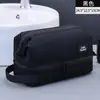 El nuevo producto de Amazon es un neceser de doble capa con compartimentos para viajes cortos, que ofrece un lujo ligero y una solución de almacenamiento portátil para artículos de tocador y cosméticos.