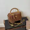 Bolso tipo caja de bola dorada pequeña con cadena plisada estilo Chanel modelo nuevo 2026 bolso de hombro para maquillaje bordado bolso cruzado