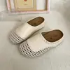Sandálias Femininas de Verão para Uso Externo Slip-On 2026 Novas Respiráveis Aumentadoras de Altura Vazadas Trançadas Chinelos de Solado Grosso
